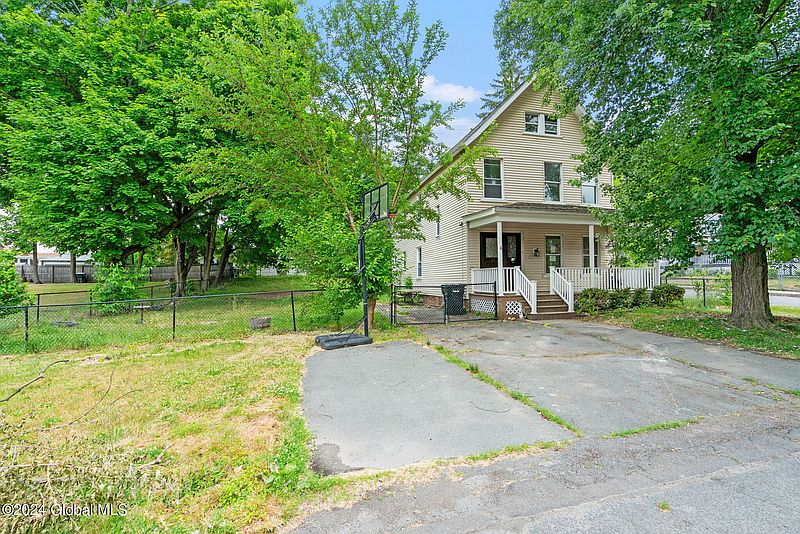 2nd image of 179 8th Avenue