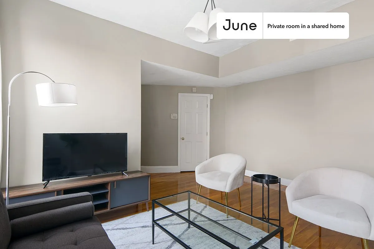 Queen bedroom in 4 bed/2 bath home in Allston #535 D — Photo 4