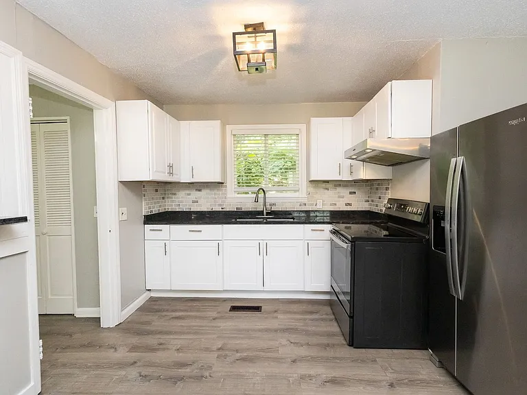 1635 Dogwood Dr — Photo 2