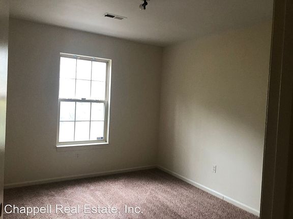 3rd image of 423 Briarwood Cir