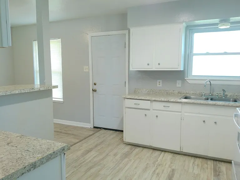 4318 Belfast Dr — Photo 4