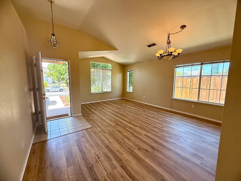4901 Hillridge Way — Photo 5