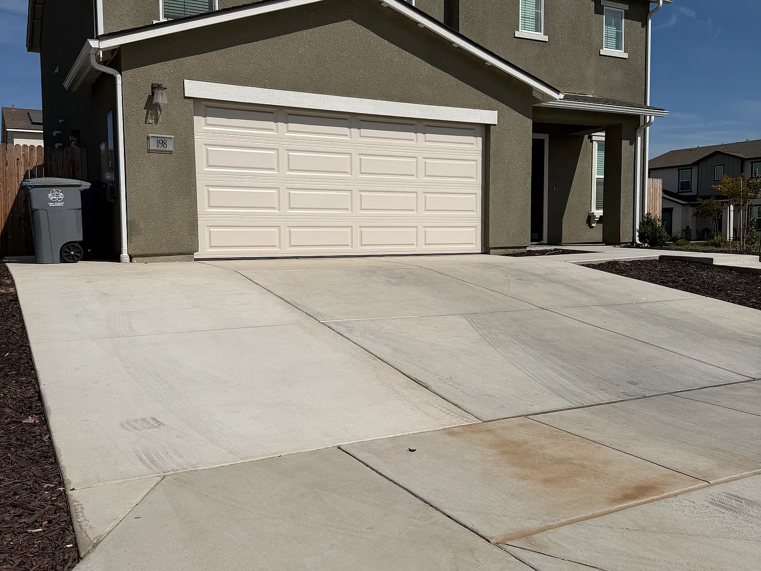 5 bed, 2108 sqft, $2,750 — Photo 2