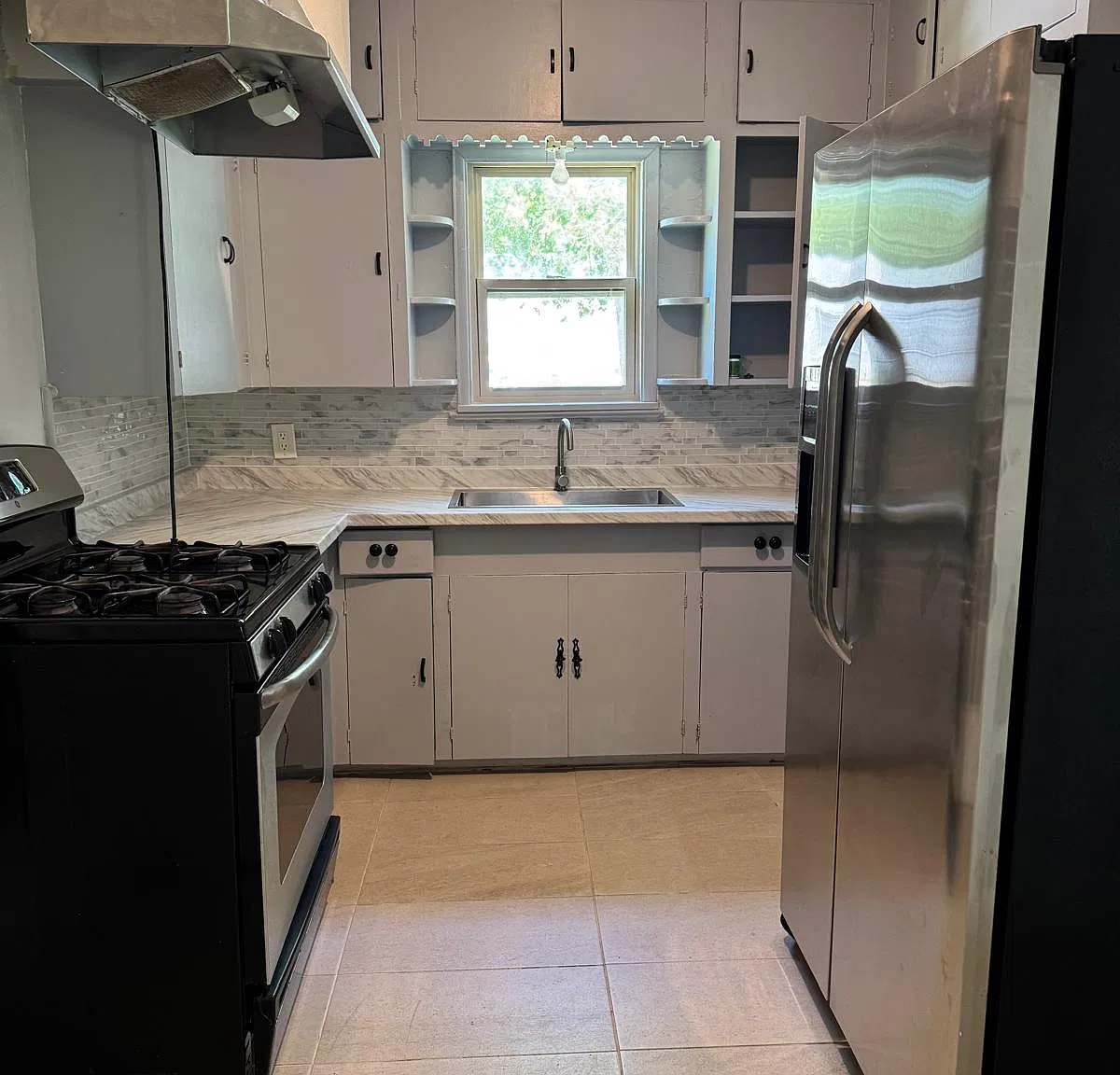 3 bed, 888 sqft, $2,300 — Photo 1