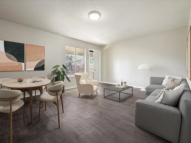 Holmes Pointe Apartments — Photo 12