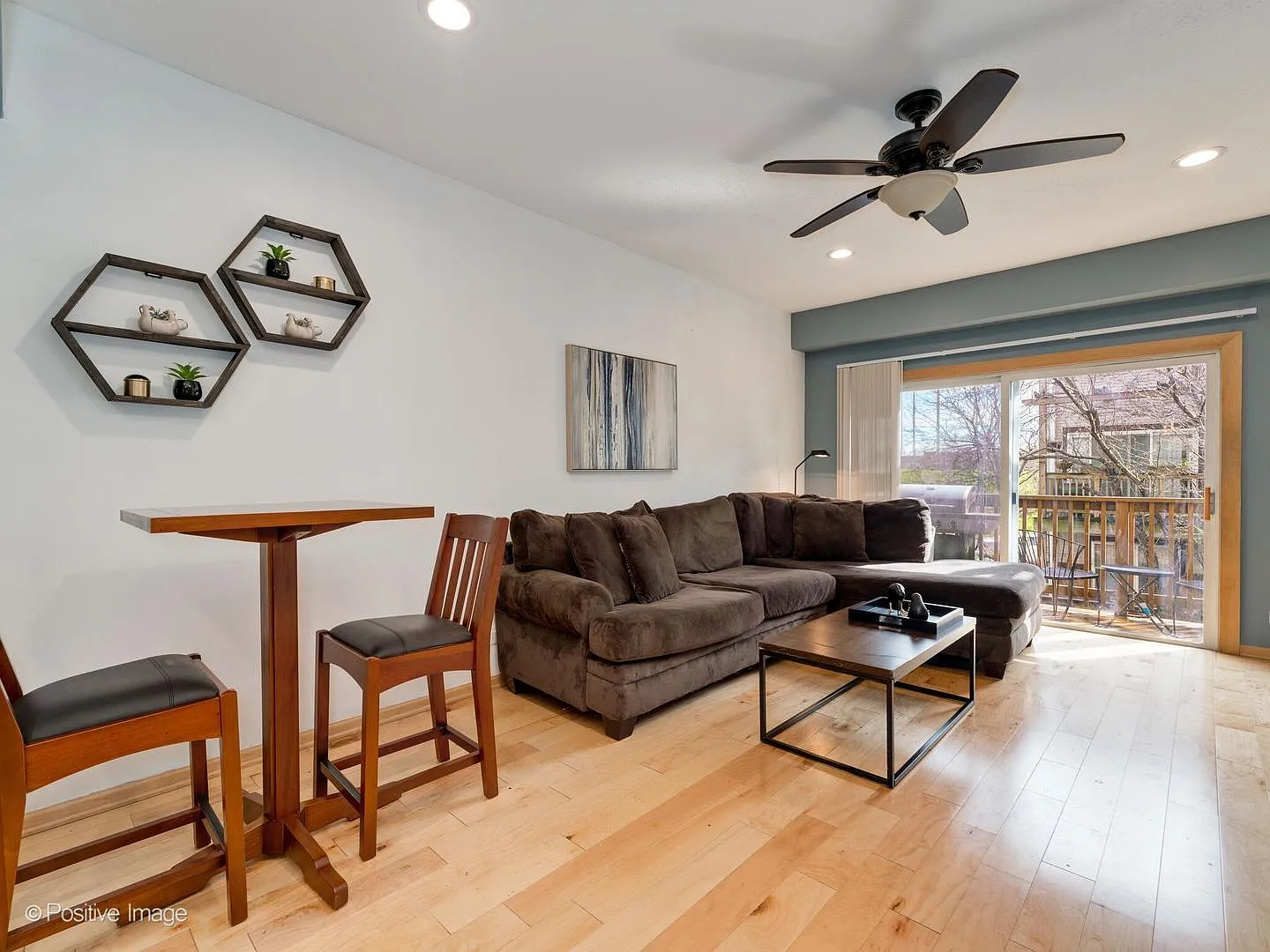 1540 N Greenview Ave — Photo 1