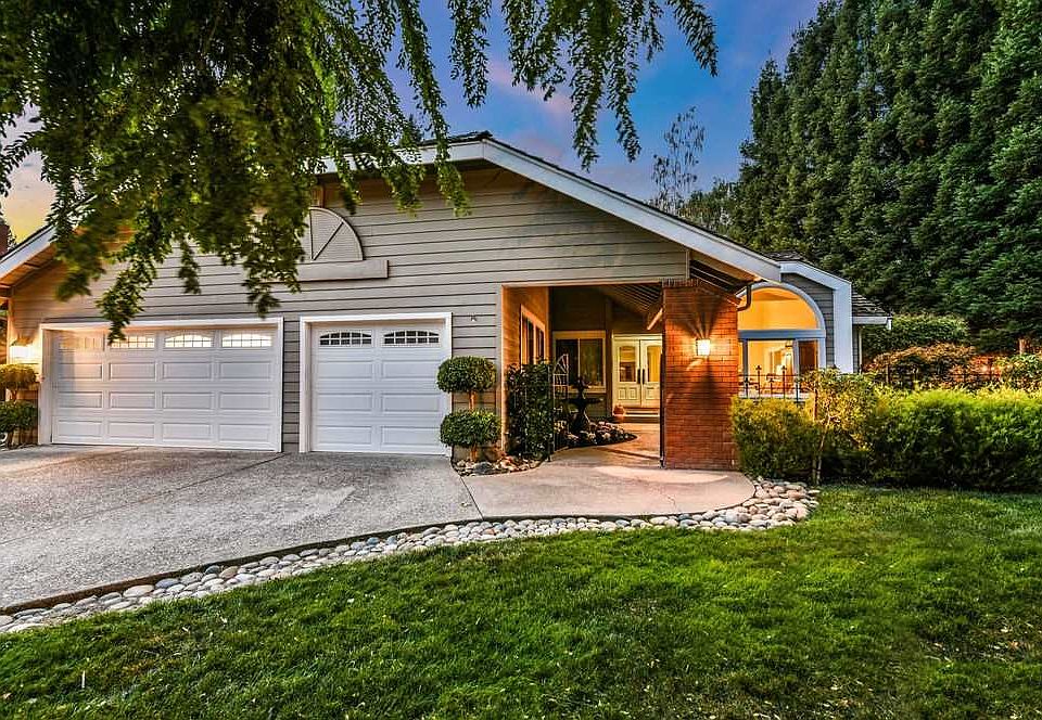 1st image of 10 Oakridge Ln