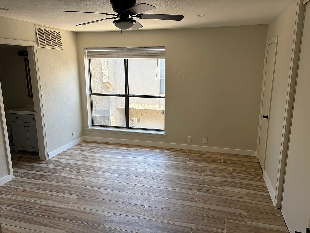 Building Photo - 2020 N Garrett Ave #102