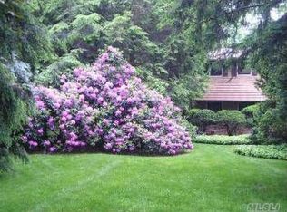 5 Hart Pl, Dix Hills, NY 11746