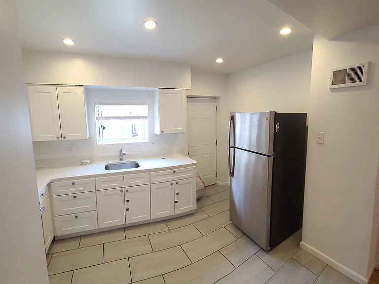 835 Livingston St — Photo 13