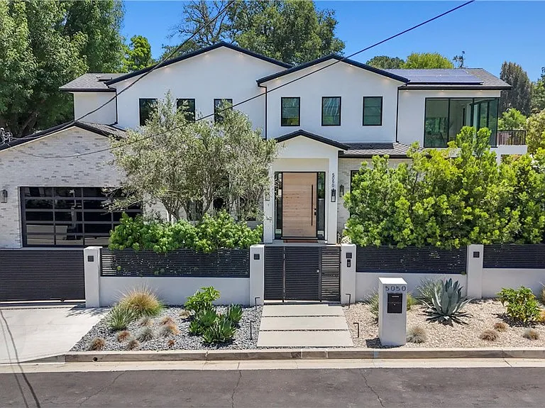 5050 Arundel Dr — Photo 2