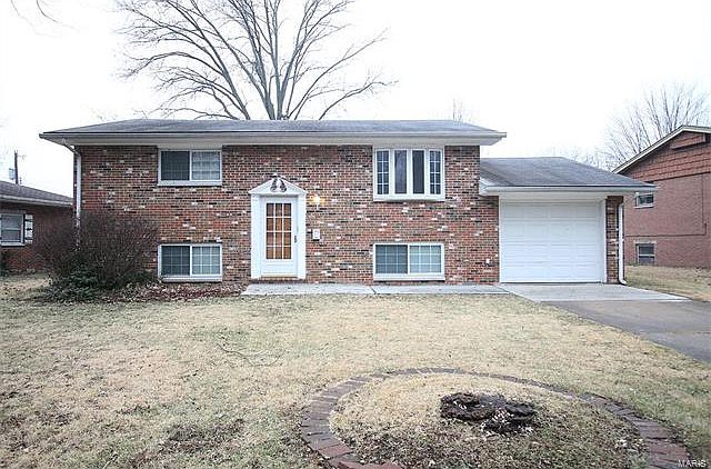 1st image of 826 Amherst Dr