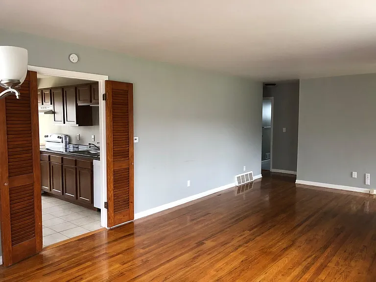 3933 Creek Rd — Photo 12