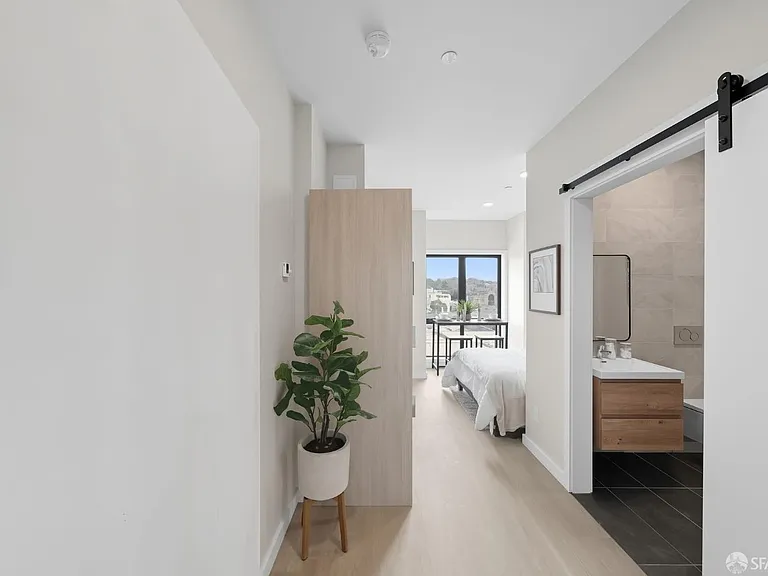 811 Valencia St #404 — Photo 9