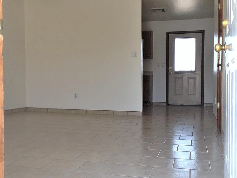 Large 2br 2ba 900sf with Enclosed backyard w/d hookups~!