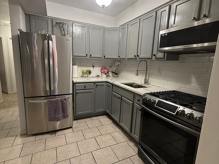568 Hart St #1 — Photo 1