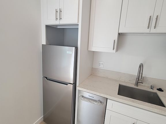 5th image of 3721 1/2 Mentone Ave #9