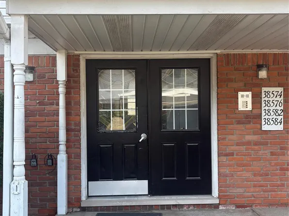 38576 Meadowdale St, Clinton Twp, MI 48036