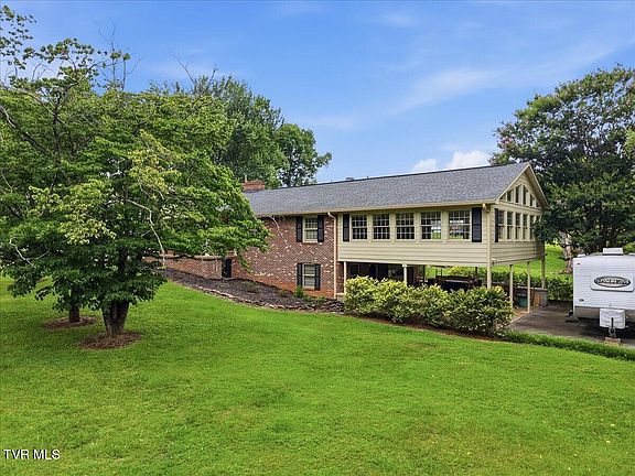 2nd image of 404 Cowan Dr