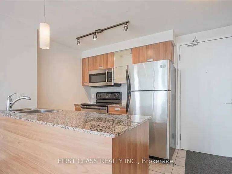 37 Grosvenor St #1301 — Photo 2