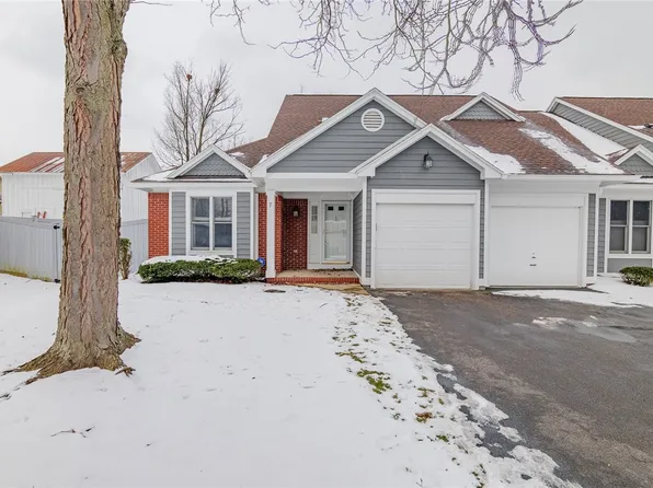 7 Packetts Grv, Fairport, NY 14450