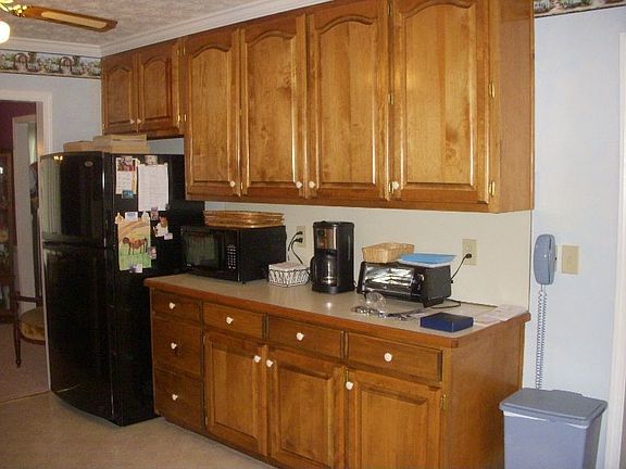 Huge Kitchen w/ tons of cabinets!