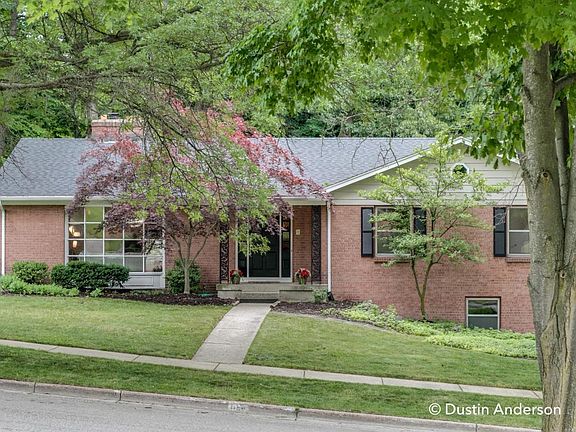3rd image of 1156 Gladstone Dr SE
