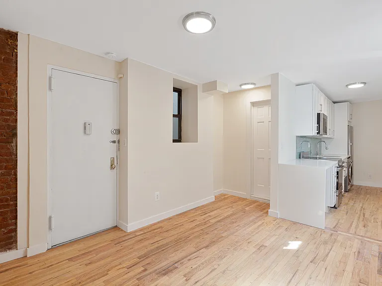 412 E 9th St #14 — Photo 8