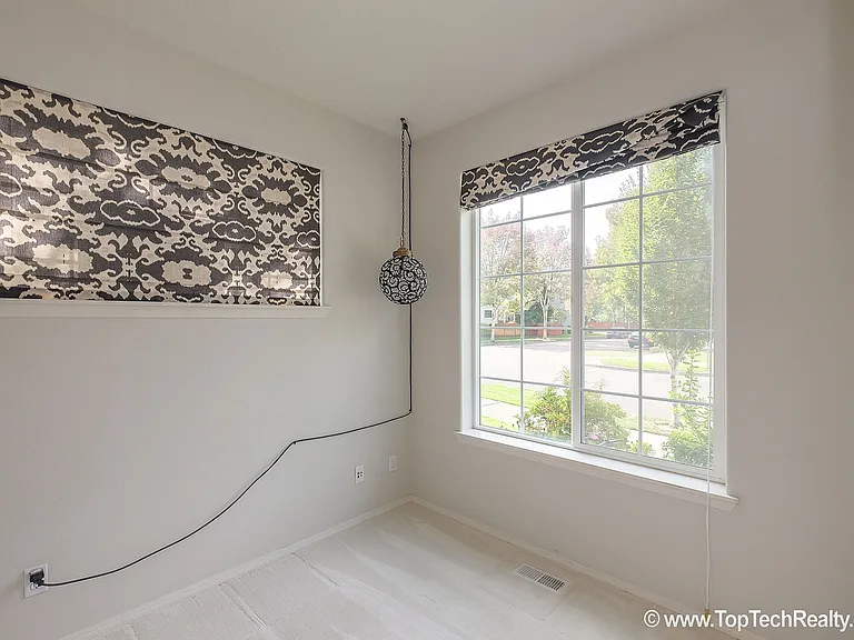 504 NE Caden Ave — Photo 11