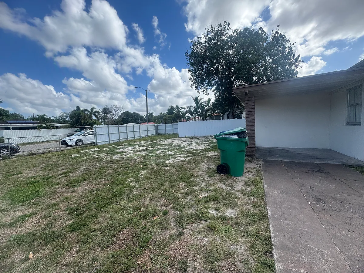 Building Photo - 9210 NW 33 Avenue Rd