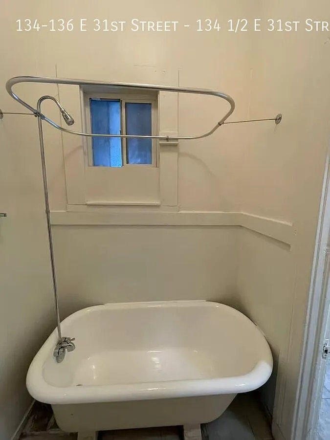 Perfect for USC students- 3 Beds | 2 Baths | Gated Parking Included — Photo 4
