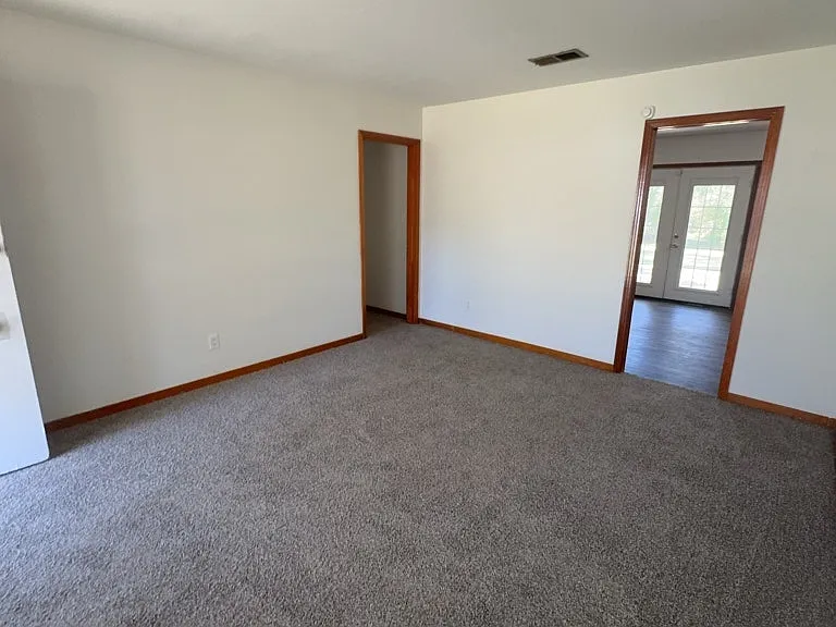 2242 Castle Hill Dr — Photo 2