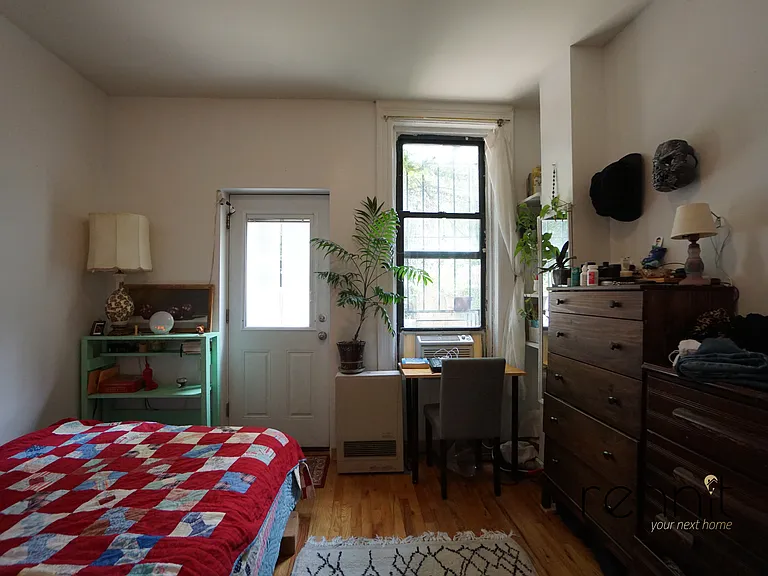 420 Melrose St #1R — Photo 6