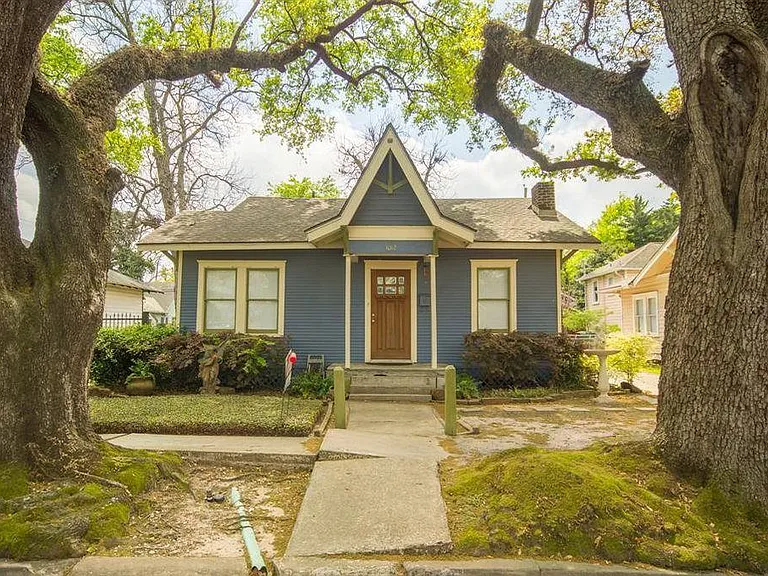 Front View of home
Frame by Majestic Live Oak trees