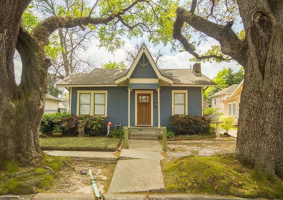 Front View of home
Frame by Majestic Live Oak trees