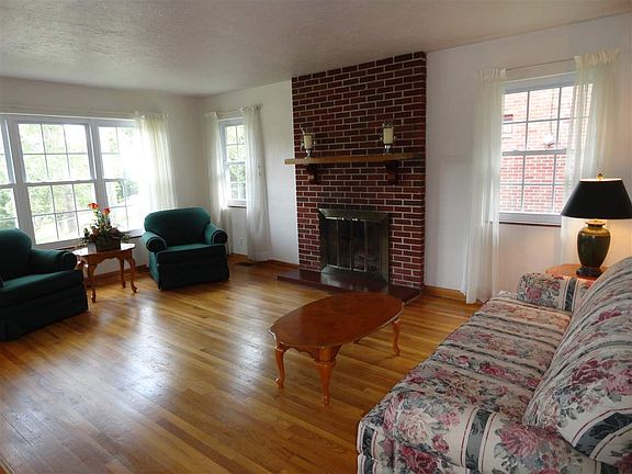 4th image of 28 Richmond Dr