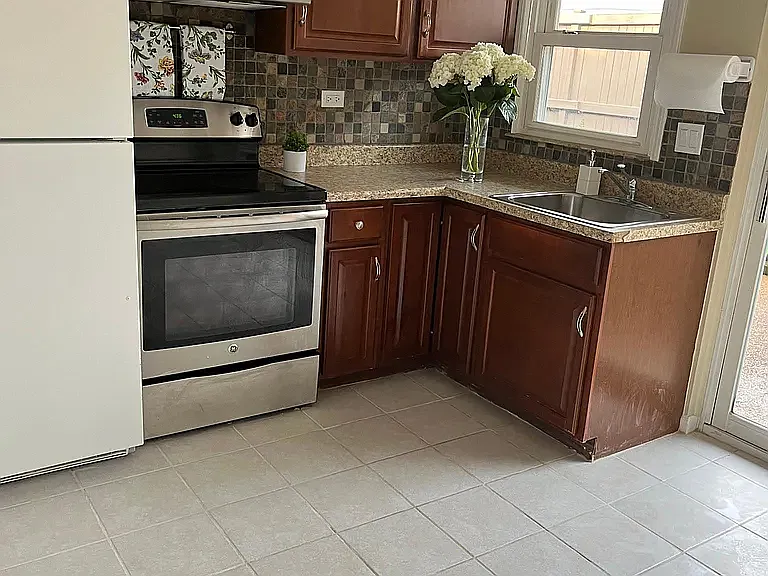 550 W Palatine Rd — Photo 39