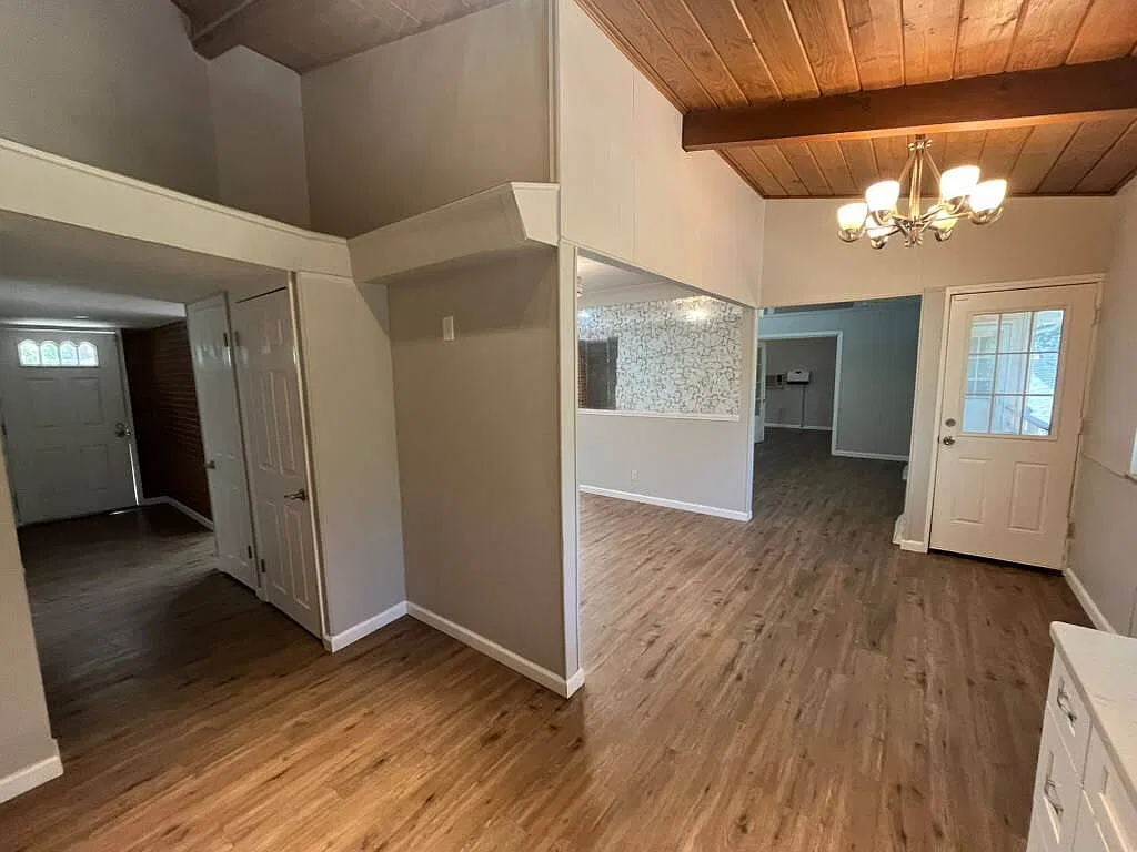 4 bed, 2.5 bath, 1962 sqft, $2,500 — Photo 3