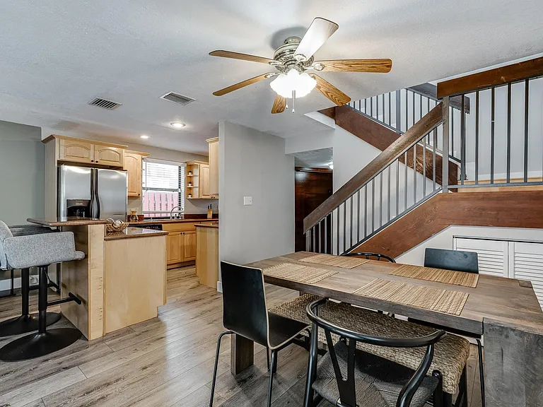 2530 NE 9th St #1 — Photo 7
