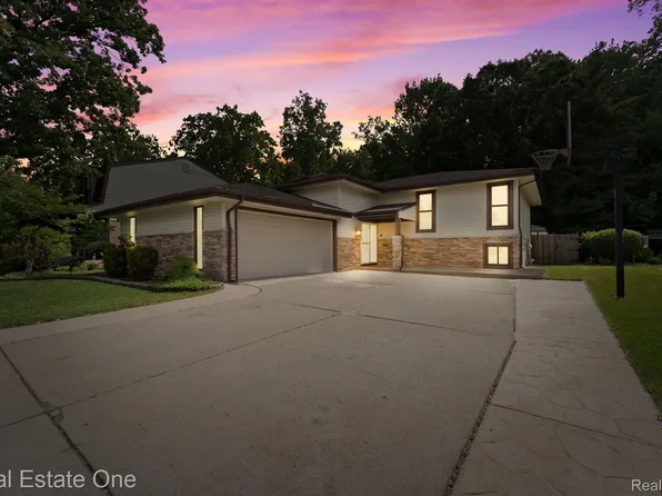 20127 Wellesley St, Riverview, MI 48193