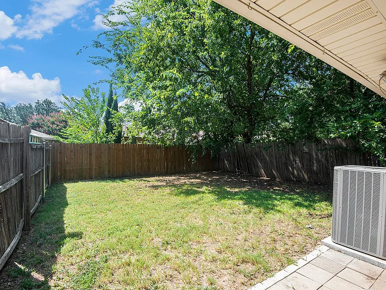 6819 W Cleburne Rd — Photo 22