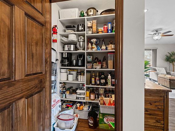 4th image of 1054 W Willis Way