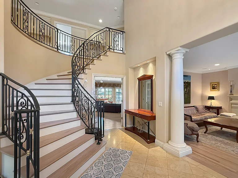 1526 Hillview Dr — Photo 3