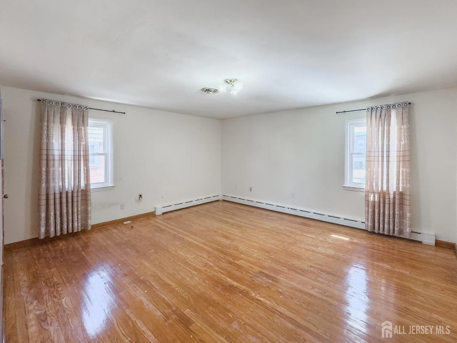 3 bed, 2.0 bath, 1589 sqft, $3,300 — Photo 4