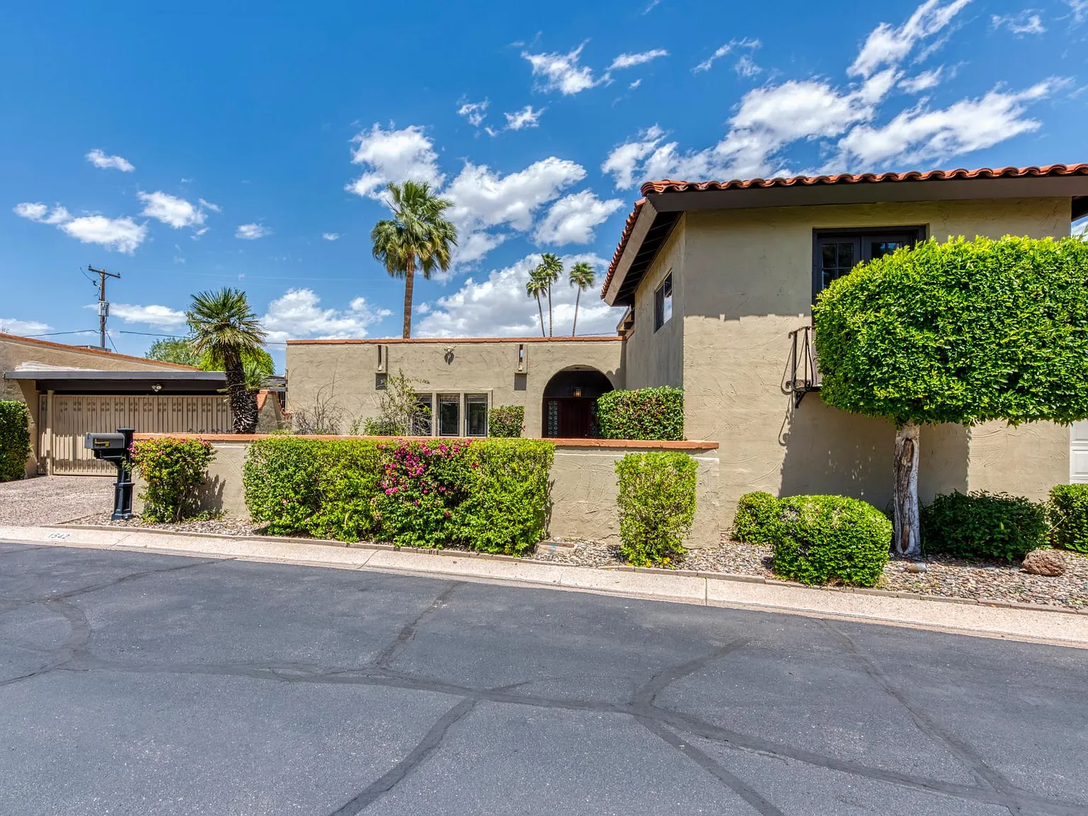 1542 E Solano Dr — Photo 2