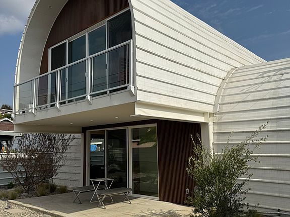 Front View / Entrance