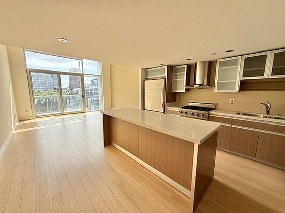 4th image of 188 King St Unit 509