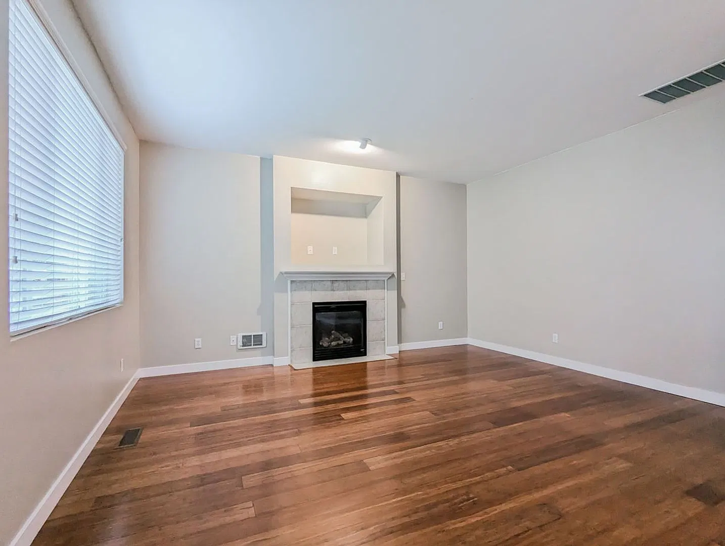 **Move-In Special**Beautiful 3 bed, 2.5 bath home with fully fenced yard & W/D! — Photo 4