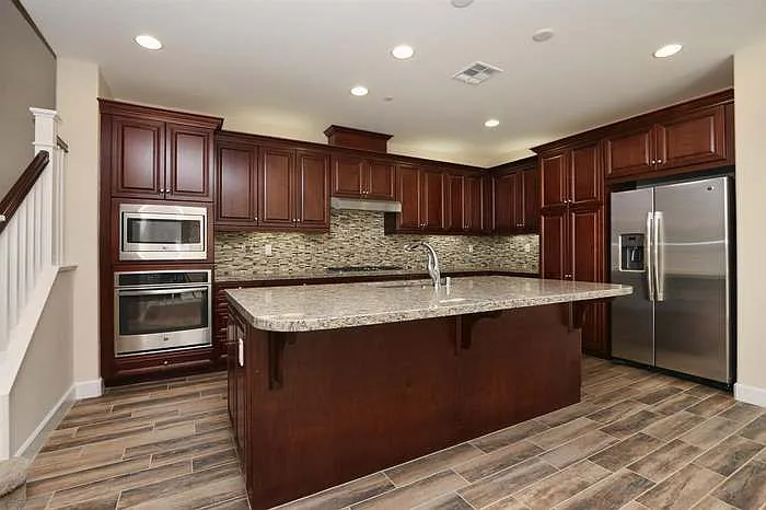 4 bed, 2432 sqft, $5,900 — Photo 4