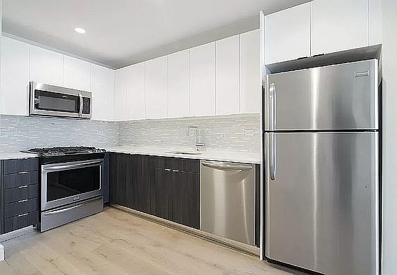3rd image of 25-21 43rd Ave Penthouse 5
